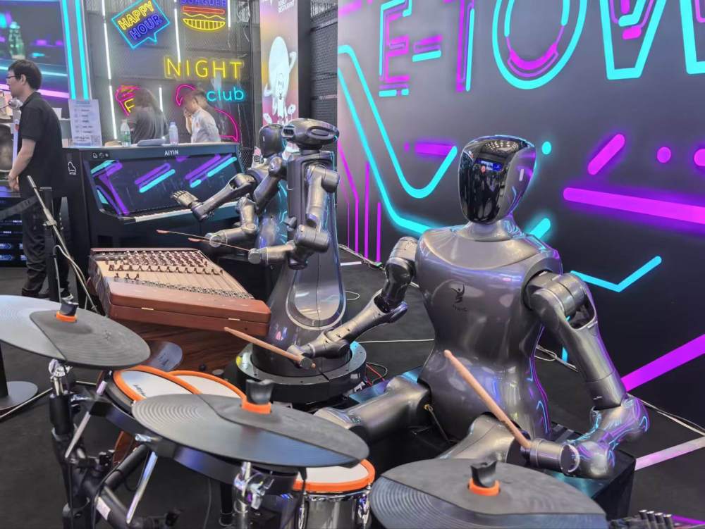 雷军将直播拆车;罗永浩自曝ADHD丨新鲜早科技